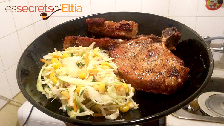 Salade de chou et côte de porc grillée – Les secrets d'Eltia